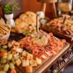 Antipasti Platte mit leckerer Salami, Schinken und Trauben