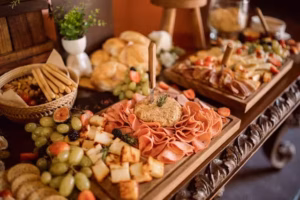 Kaltes Buffet mit Aufschnitt, Käse, Obst und Brot – liebevoll angerichtet für Sommerfest oder Gartenparty