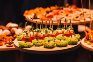 Anti Pasti Platte mit leckeren Tomate-Mozarella Spießen