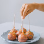 rosane Cakepops mit bunten Streuseln