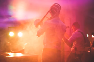 Band auf Bühne mit bunten Lichtern