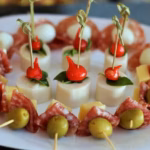 Herzhafte Antipasti-Spieße mit Käse, Salami und Oliven