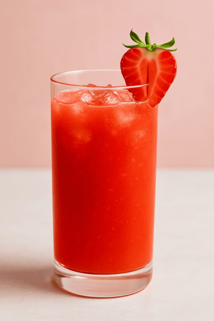 Fruchtiger Erdbeerlimes mit frischer Erdbeere und Crushed Ice im Glas
