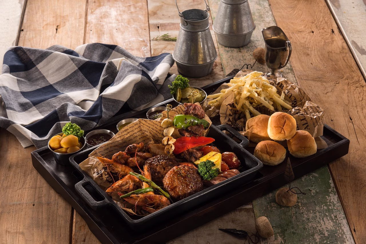 Rustikales Barbecue mit Burgern und Mais – stilecht im Westernstil servier