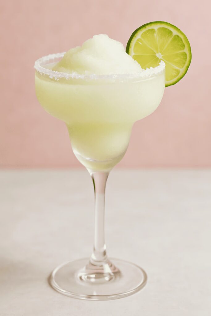 Frozen Margarita mit Limettenscheibe und Crushed Ice im Cocktailglas