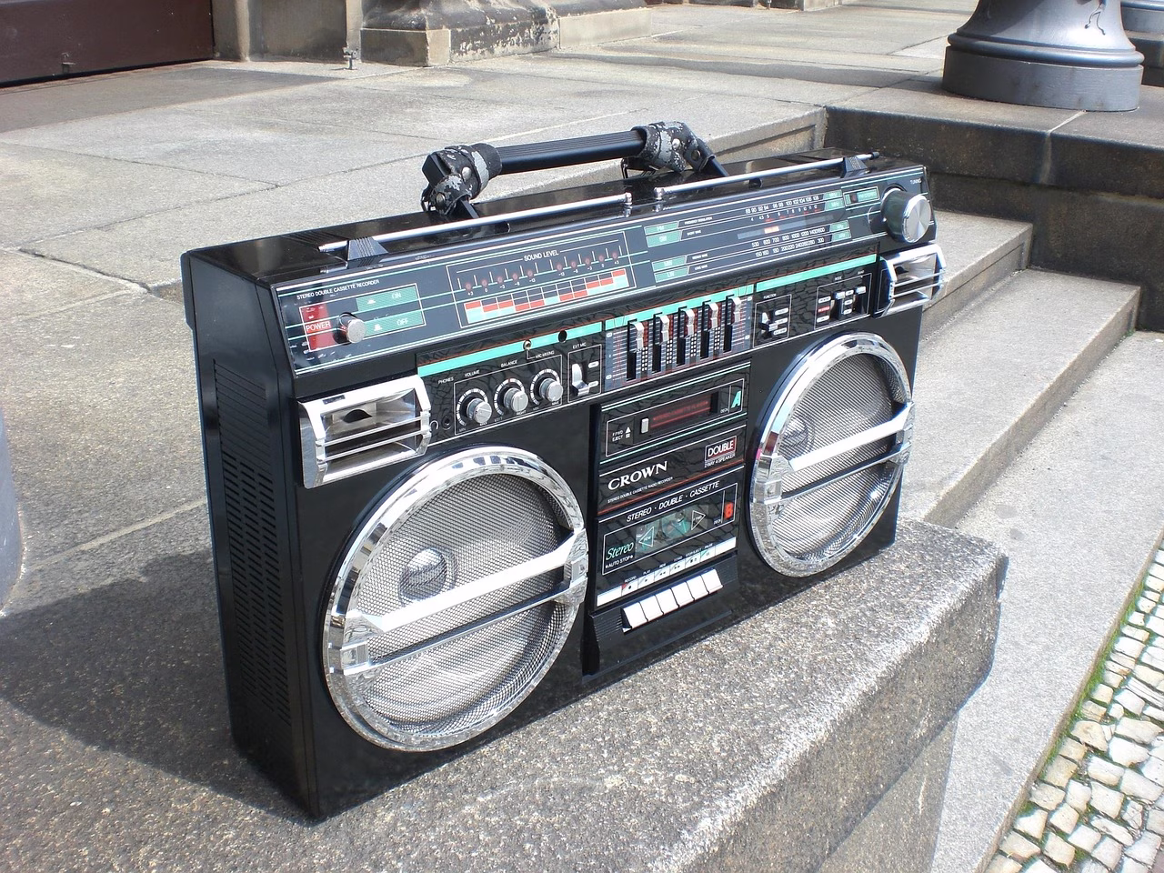 Ghetto-Blaster auf Treppenstufen – Symbol der 90er-Jahre-Musikszene
