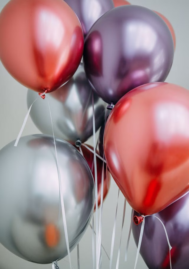 Bunte Luftballons als fröhliche Sommerfest Dekoration im Garten