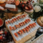 Elegante Partyspieße mit Trauben, Käse und Schinken
