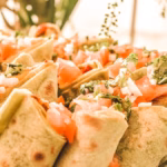 Mini-Wraps mit frischer Tomaten-Füllung als Fingerfood