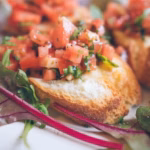 Klassische Bruschetta mit frischen Tomaten und Kräutern