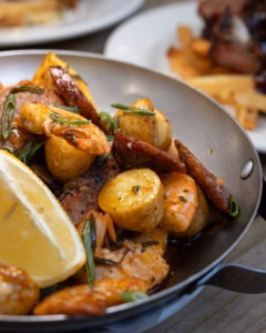 Rosmarinkartoffeln mit Zitrone in Pfanne – beliebte Grillbeilage beim Sommerfest