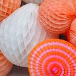 Bunte Pompons als Sommerfest Deko im Garten