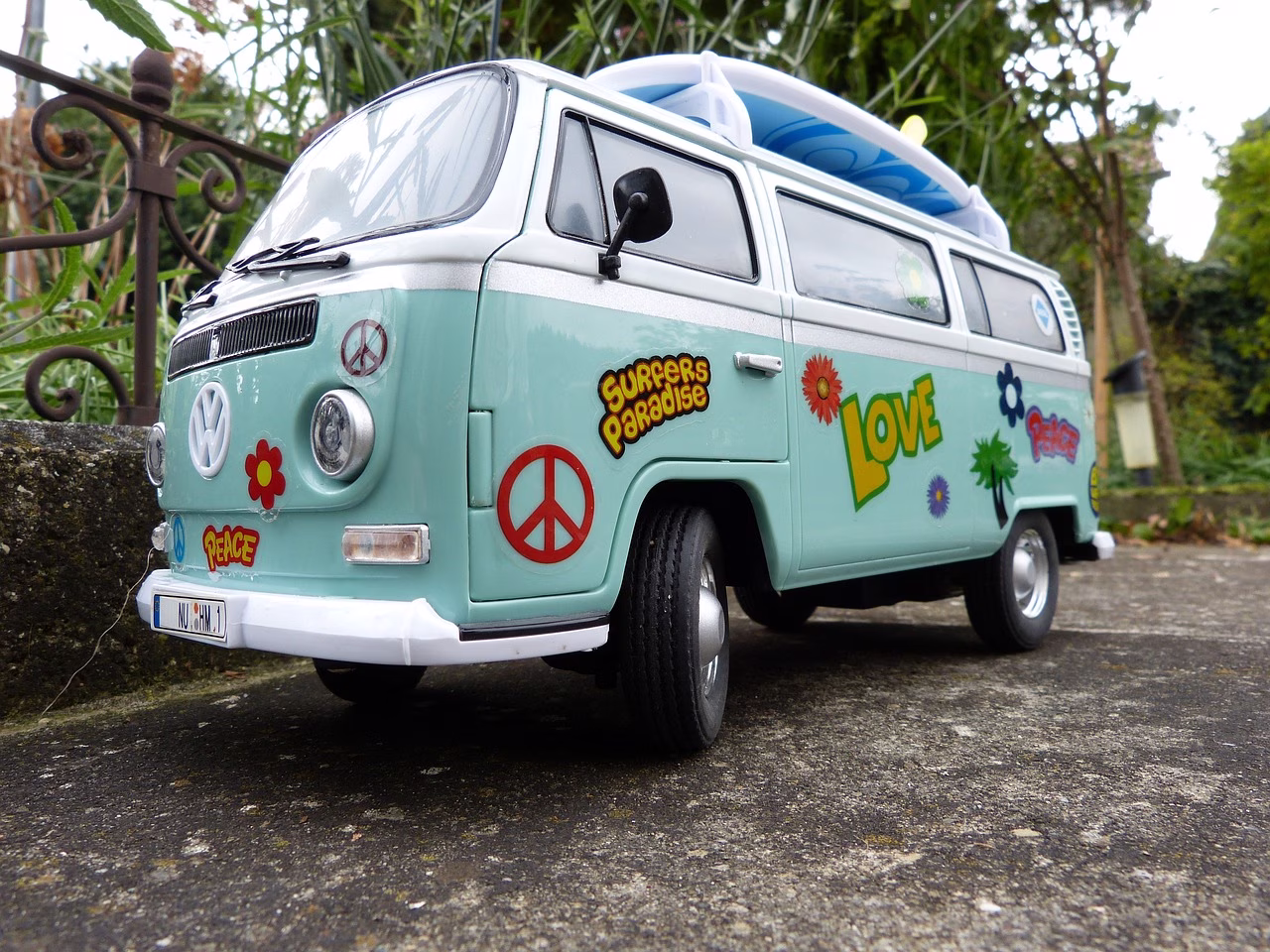 Bunter Hippie-Bus mit Peace-Zeichen – Symbol der 70er Jahre