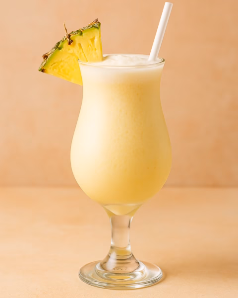 Virgin Pina Colada Cocktail Alkoholfreie Pina Colada mit Ananasscheibe und Strohhalm