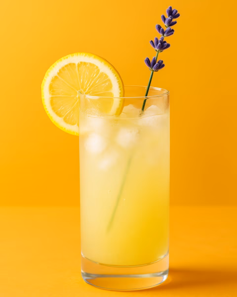 Lavendel-Zitronen-Cooler ohne Alkohol Gelber Lavendel-Zitronen-Drink mit Deko und Eis
