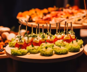 Buntes Fingerfood auf Holzplatte für Sommerparty