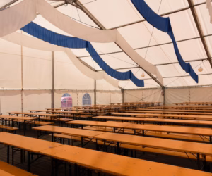 Partyzelt zum mieten Sommerfest Großes Partyzelt mit Bierbänken und Decken-Deko – ideal für Sommerfeste, Vereinsfeiern oder Firmenevents