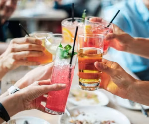getränke Cocktails anstoßen