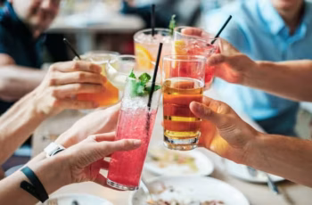 getränke Cocktails anstoßen