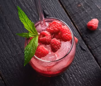 himbeergetränk Fruchtiger Beerenspritzer mit Eis und Beeren