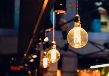Außenbeleuchtung mit Vintage-Glühbirnen für stimmungsvolle Sommerabende Outdoor Beleuchtung mit warmen Glühbirnen – stimmungsvolle Lichterkette für Terrasse oder Garten